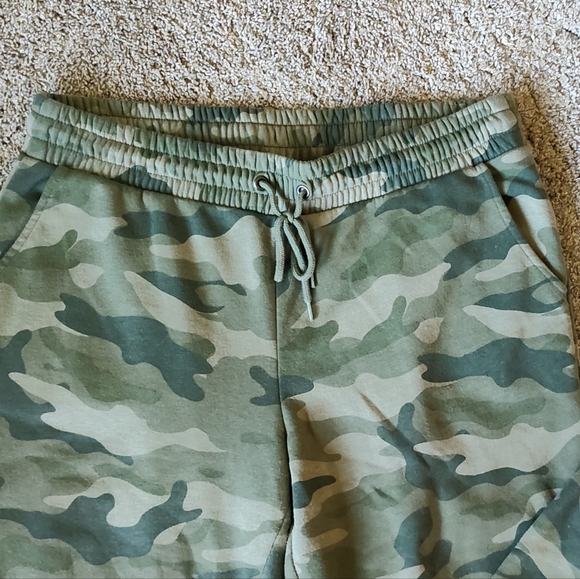 Old Navy Women's Green Camouflage Joggers Sweatpants Medium - Picture 2 of 4